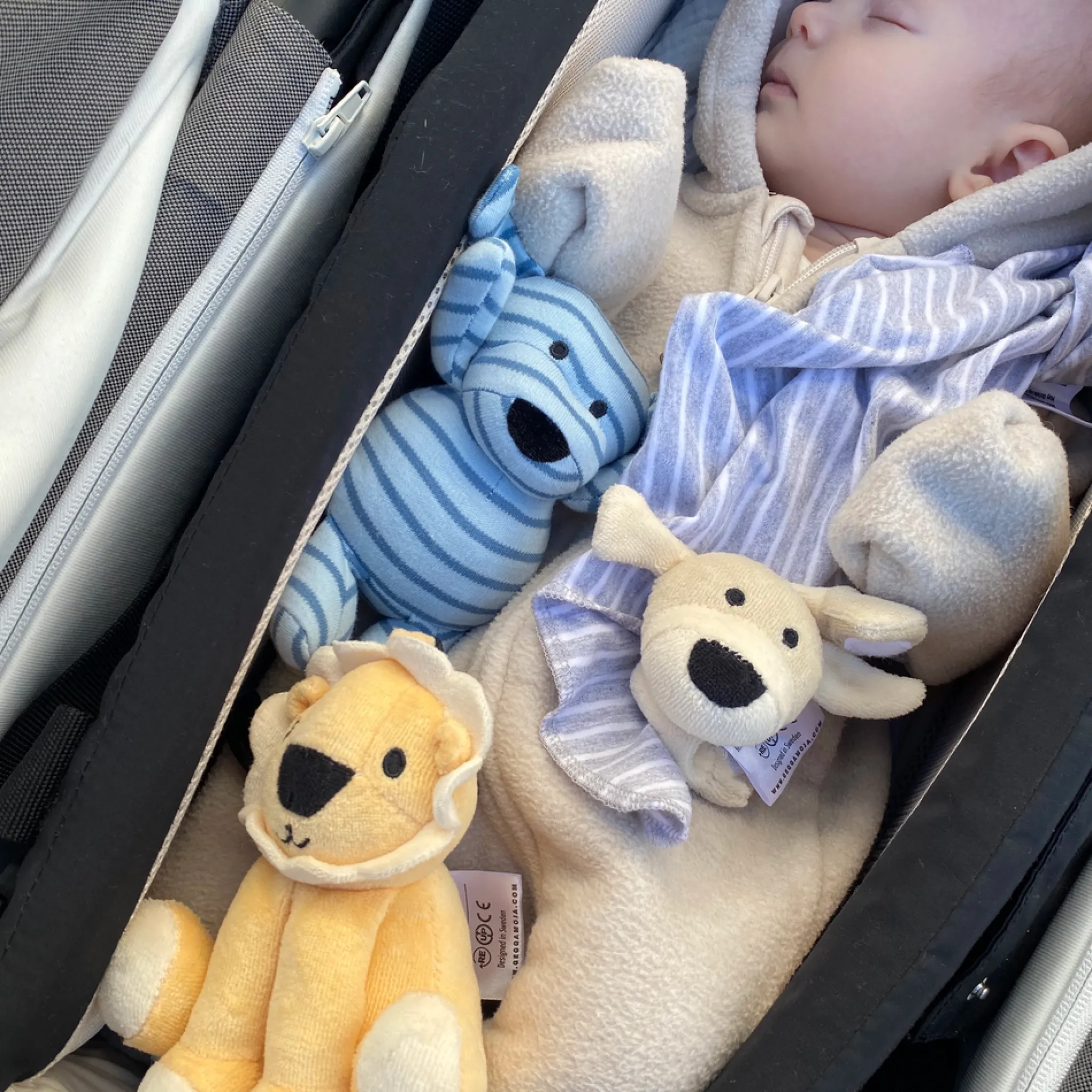 Geggamoja Mjukisdjur Och Doddi|Till Vagnen<Barnvagnsleksak Gul Lejon