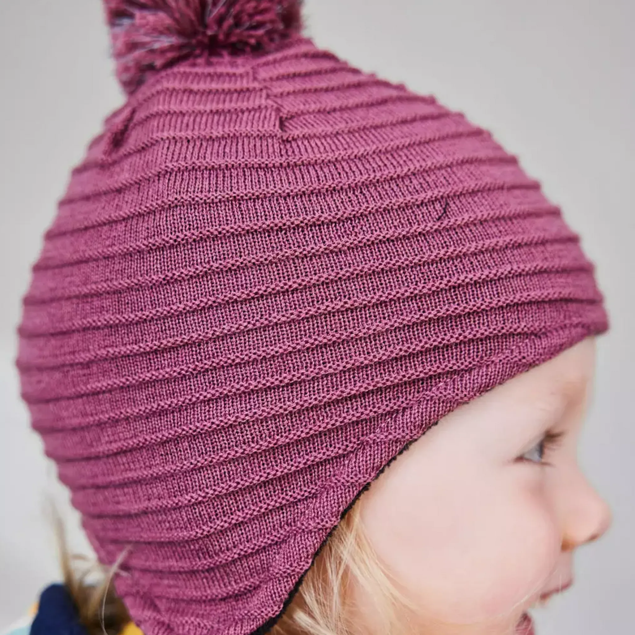 Barn Geggamoja Vintermössor|Hjälmössor<Stickad hjälmmössa Rose