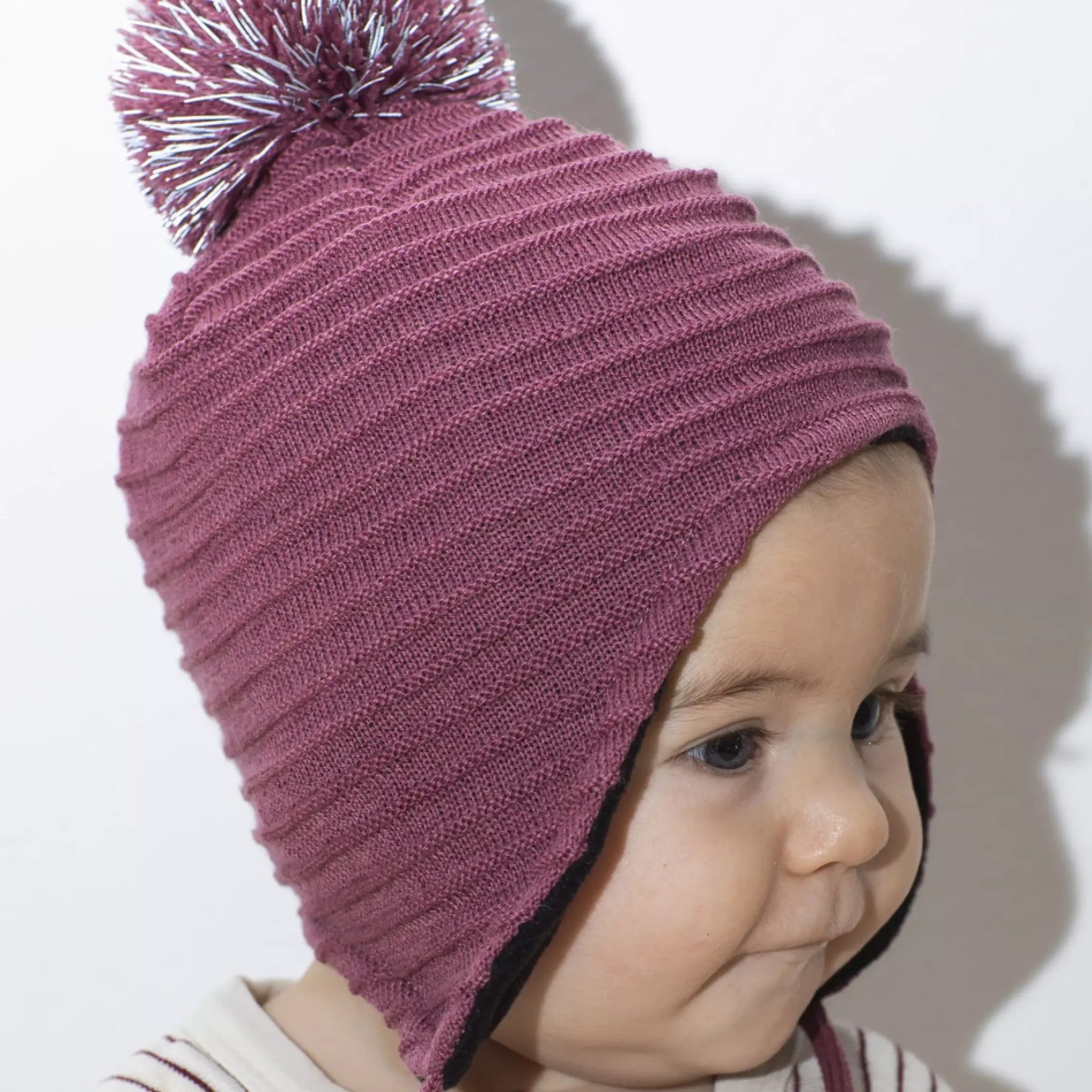 Barn Geggamoja Vintermössor|Hjälmössor<Stickad hjälmmössa Rose