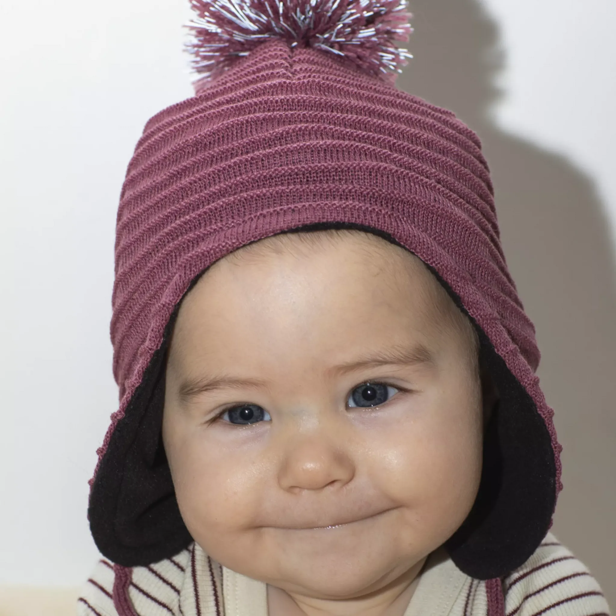 Barn Geggamoja Vintermössor|Hjälmössor<Stickad hjälmmössa Rose